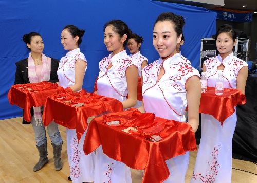 十一運會頒獎禮儀亮相 絕色美女帶妝演練，展現專業禮儀慶典服務